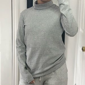 Uniqlo Grey Turtleneck 🩶